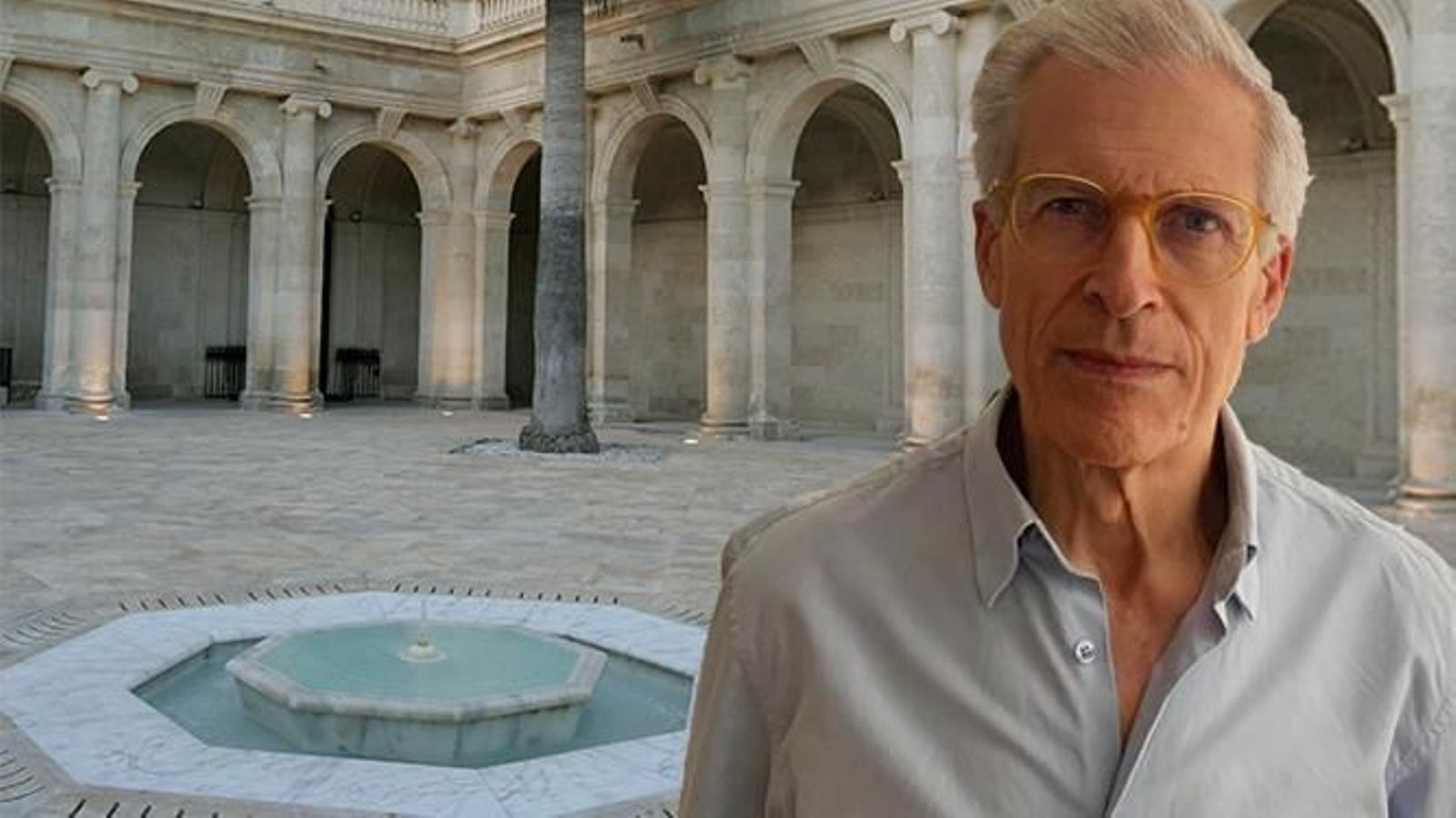 El médico Juan José Pérez Lázaro con el claustro de la Catedral de fondo