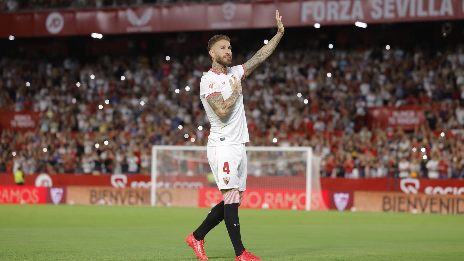Sergio Ramos saluda a los aficionados en su retorno.
