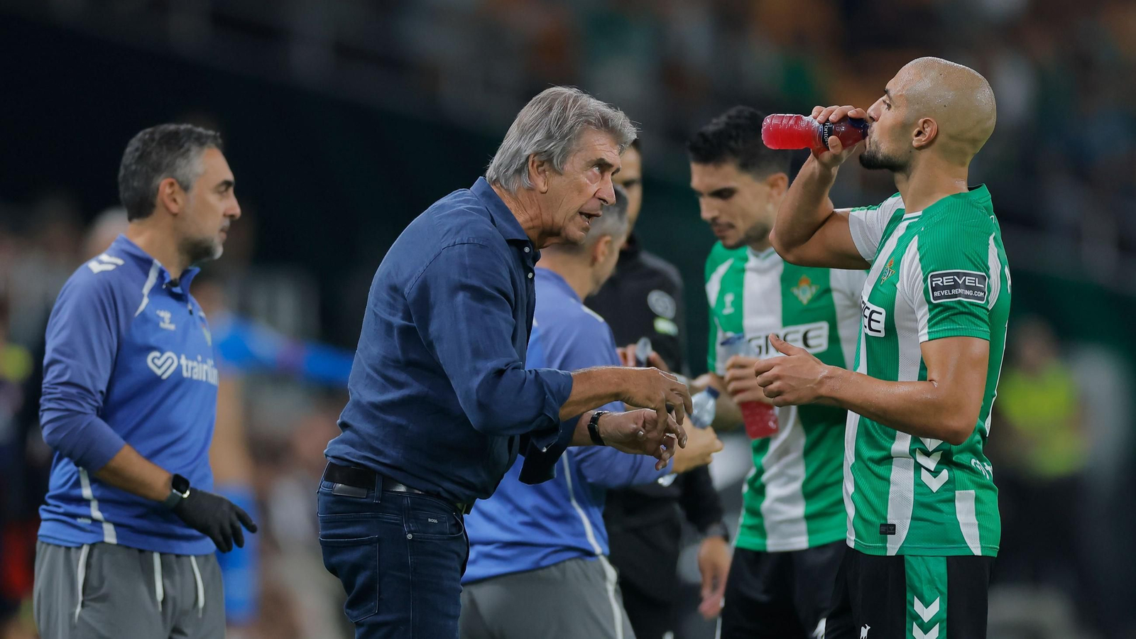 Pellegrini da instrucciones a Amrabat durante el partido contra el Atlético.