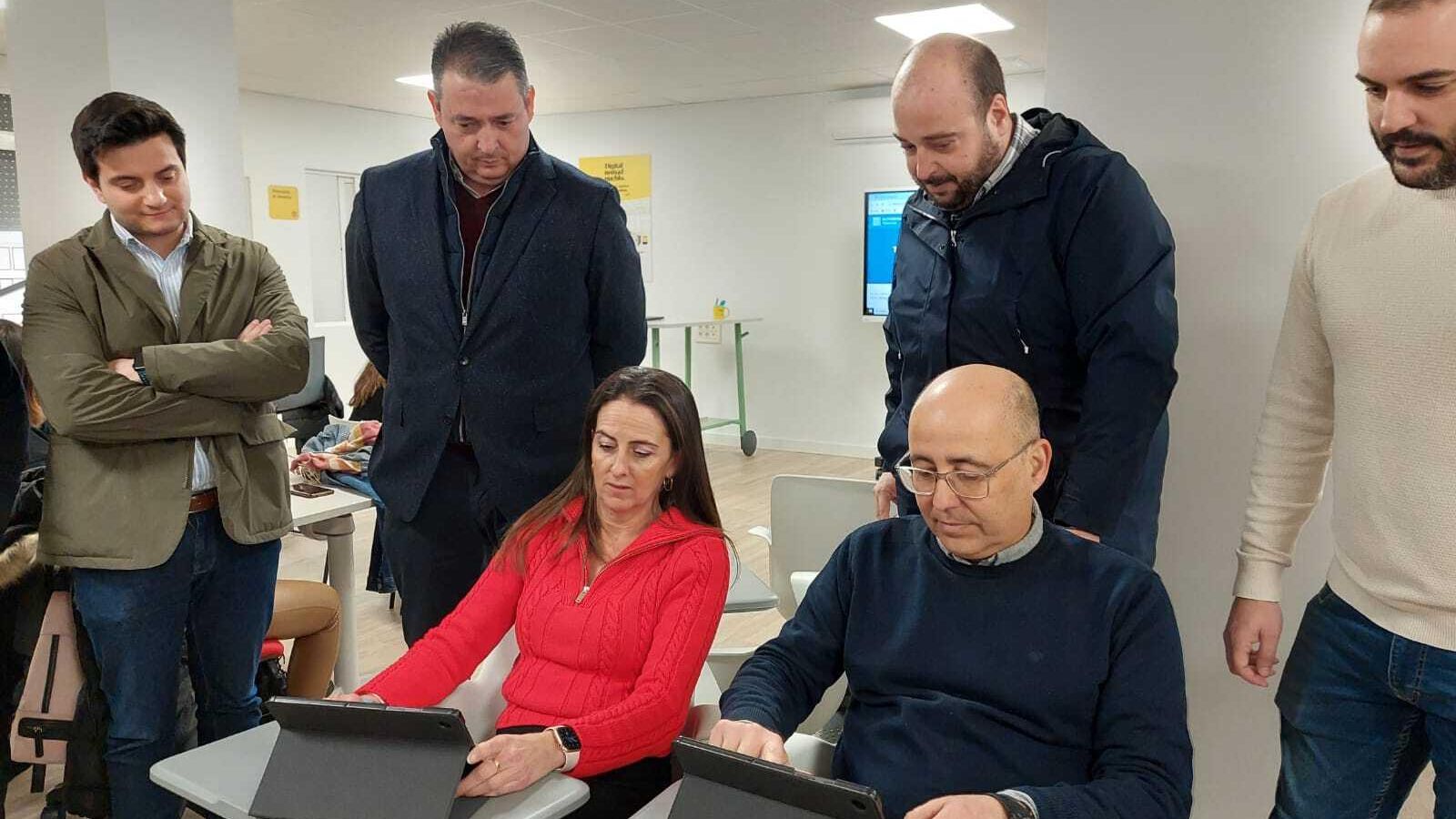 Aránzazu Martín junto al alcalde de Huércal-Overa, Domingo Fernández, en la inauguración del Punto Vuela.