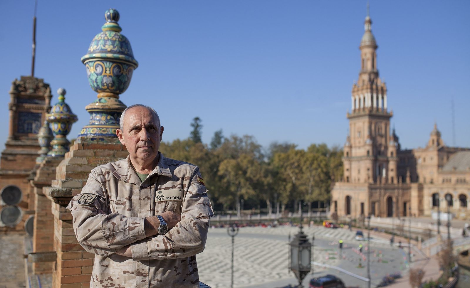El teniente general Medina posando en la Plaza de España.