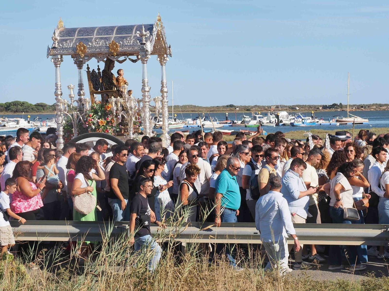 Imágenes del desembarco de la Virgen de la Bella en el Terrón de Lepe