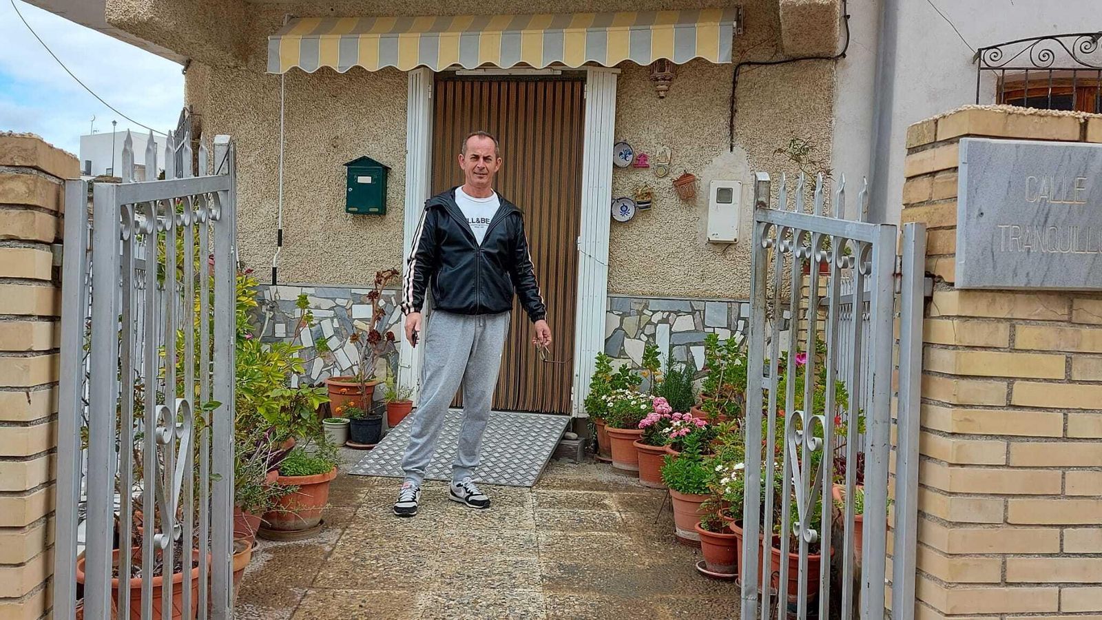 Paco cuida de sus padres en la vivienda que comparten en Santa Cruz de Marchena