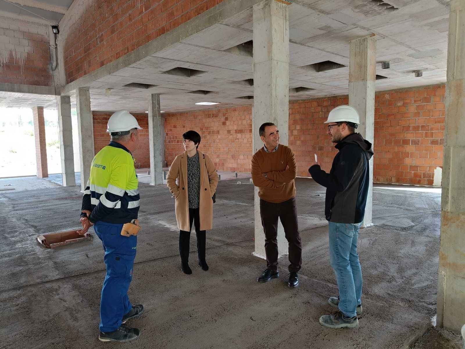 Visita del alcalde a las obras del edificio de usos múltiples de Venta del Viso.