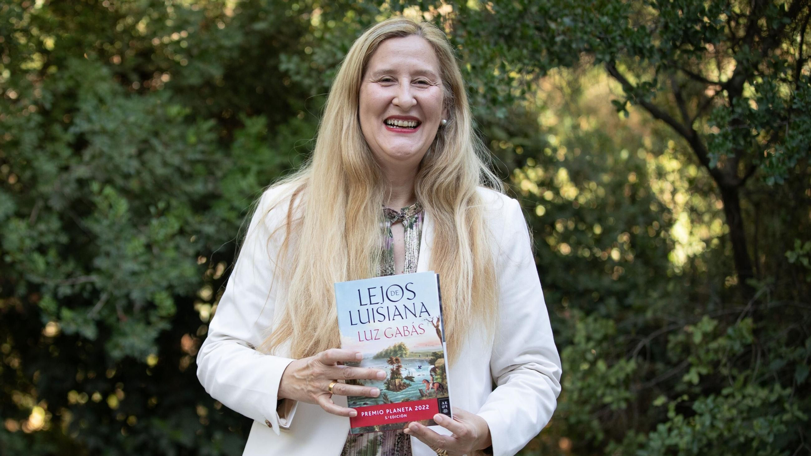 Luz Gabás con su libro 'Lejos de Luisiana'.
