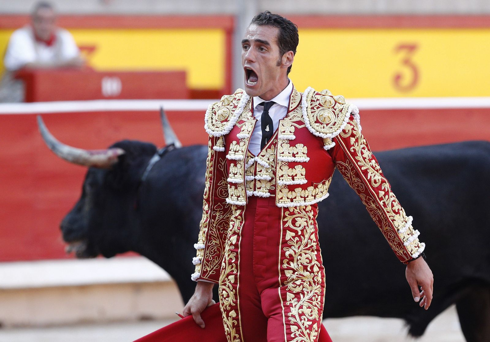El diestro sevillano Pepe Moral tras una tanda al tercer toro.
