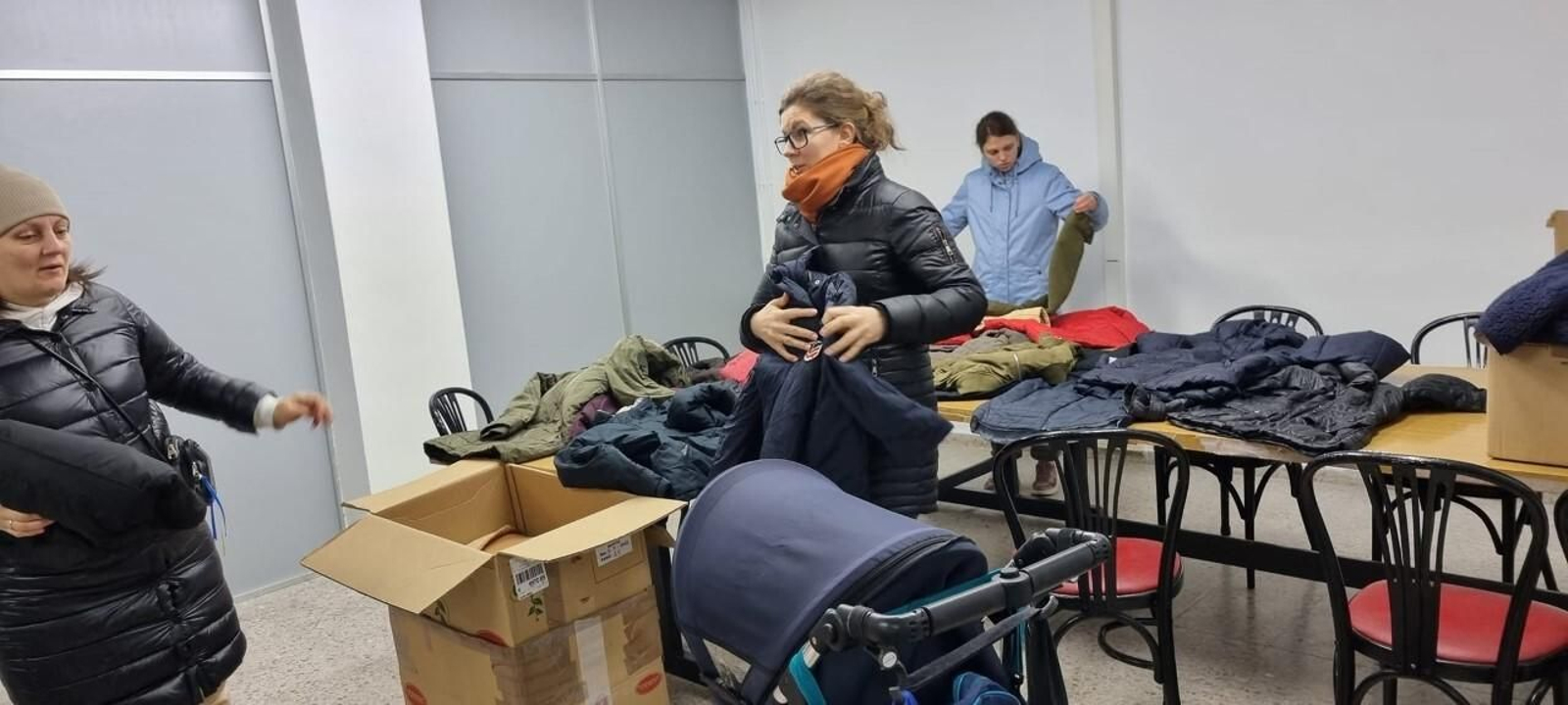 La ropa enviada por Madre Coraje a diez familias ucranianas residentes en Asturias