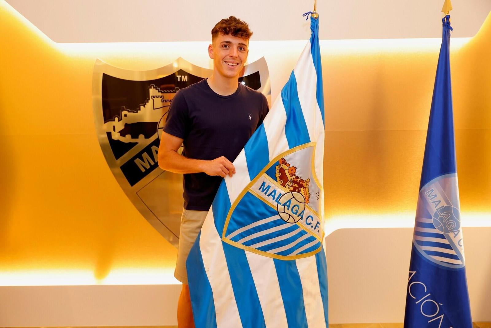 Jokin Gabilondo posa con la bandera del Málaga CF