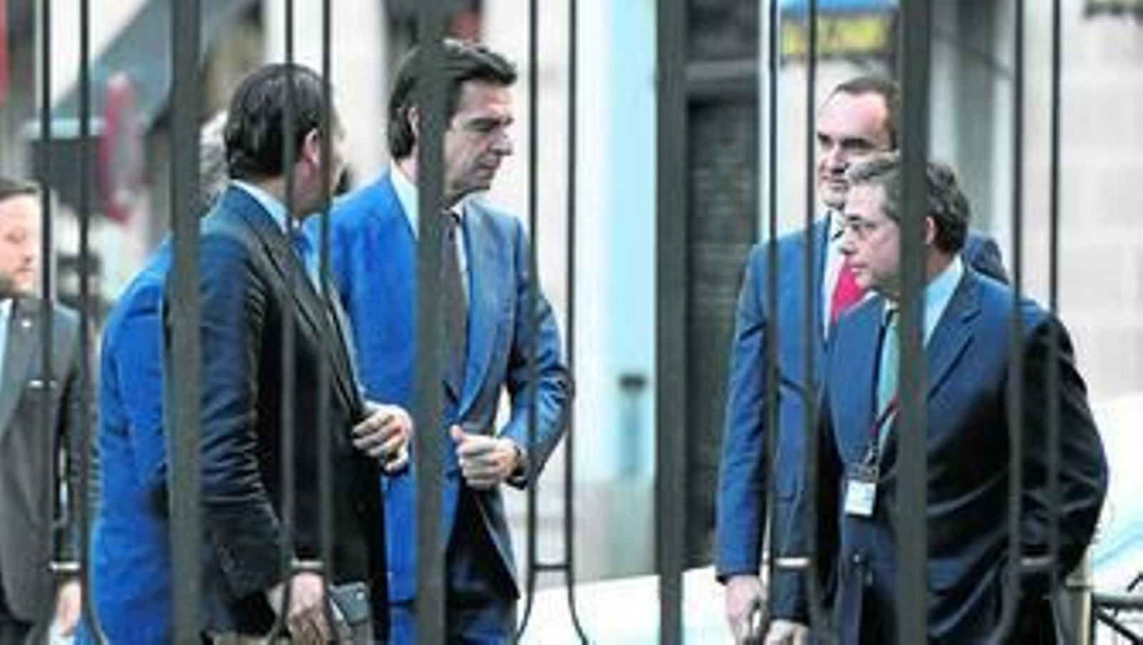 El ministro José Manuel Soria, en el centro de la foto, ayer en el Congreso de los Diputados.