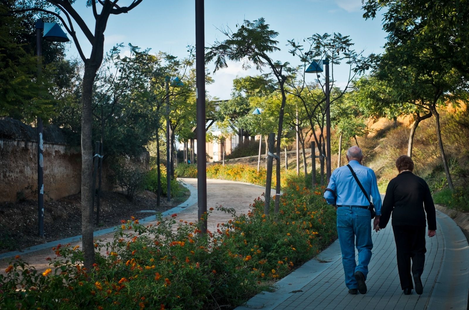 Dos personas pasean por el Parque Moret, objeto de diversas reformas.