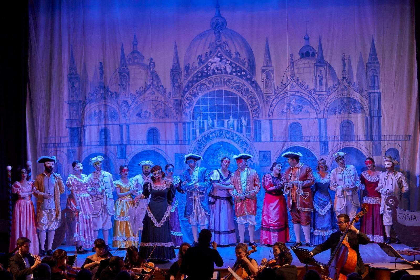 La Compañía Sevillana de Zarzuela durante una actuación.