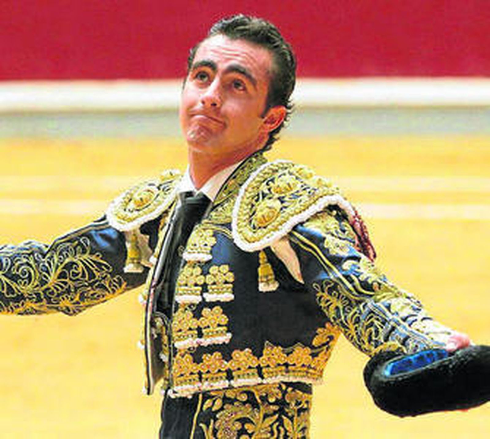 El matador de toros granadino El Fandi, en triunfal vuelta al ruedo.