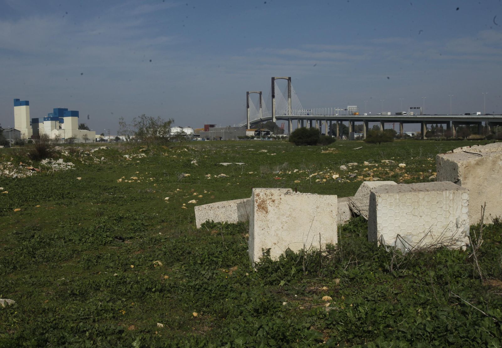 El centro comercial de Palmas Altas debe insonorizar el ruido de su cubierta