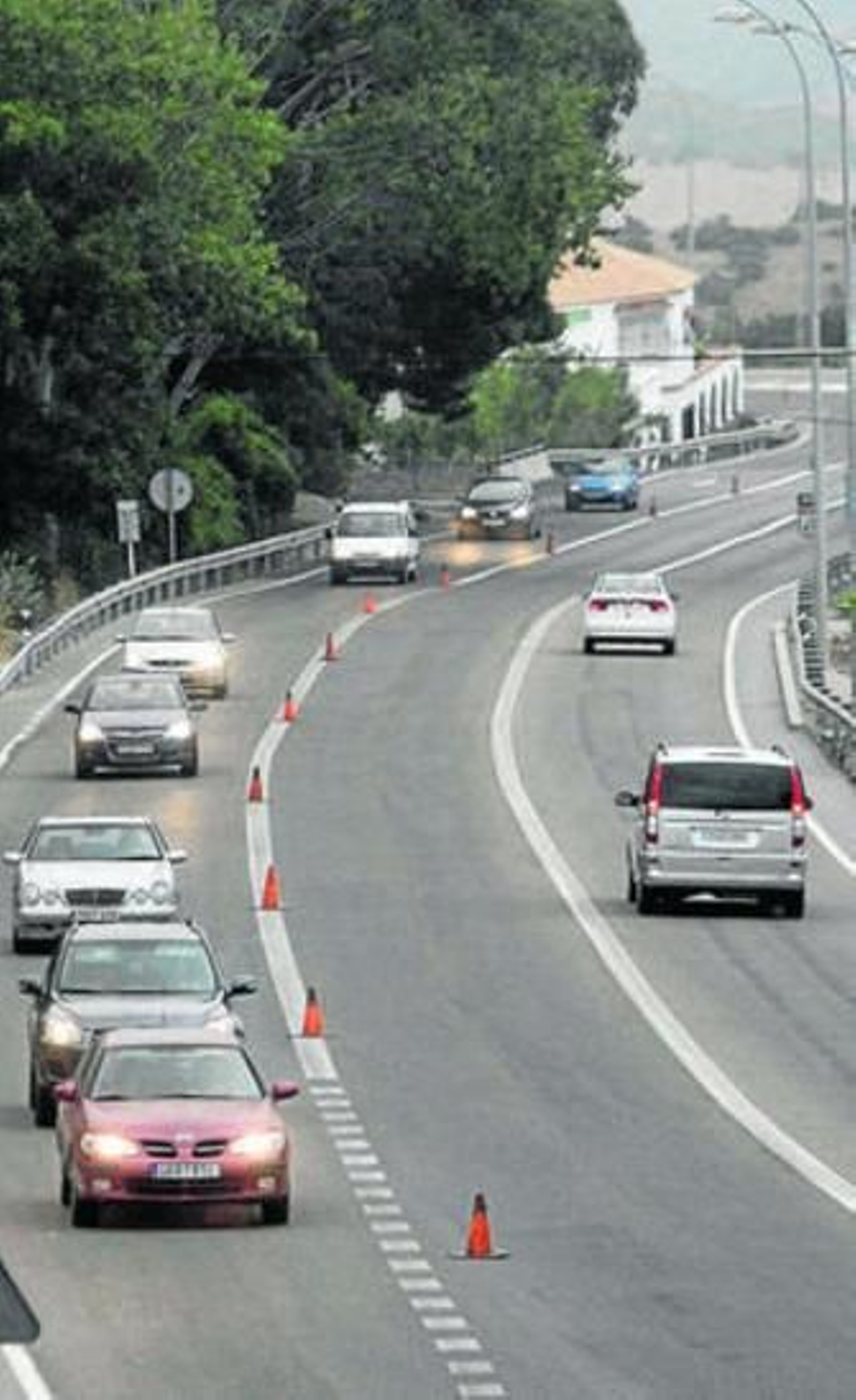 Vehículos circulan por la N-340 a la altura de Pelayo.