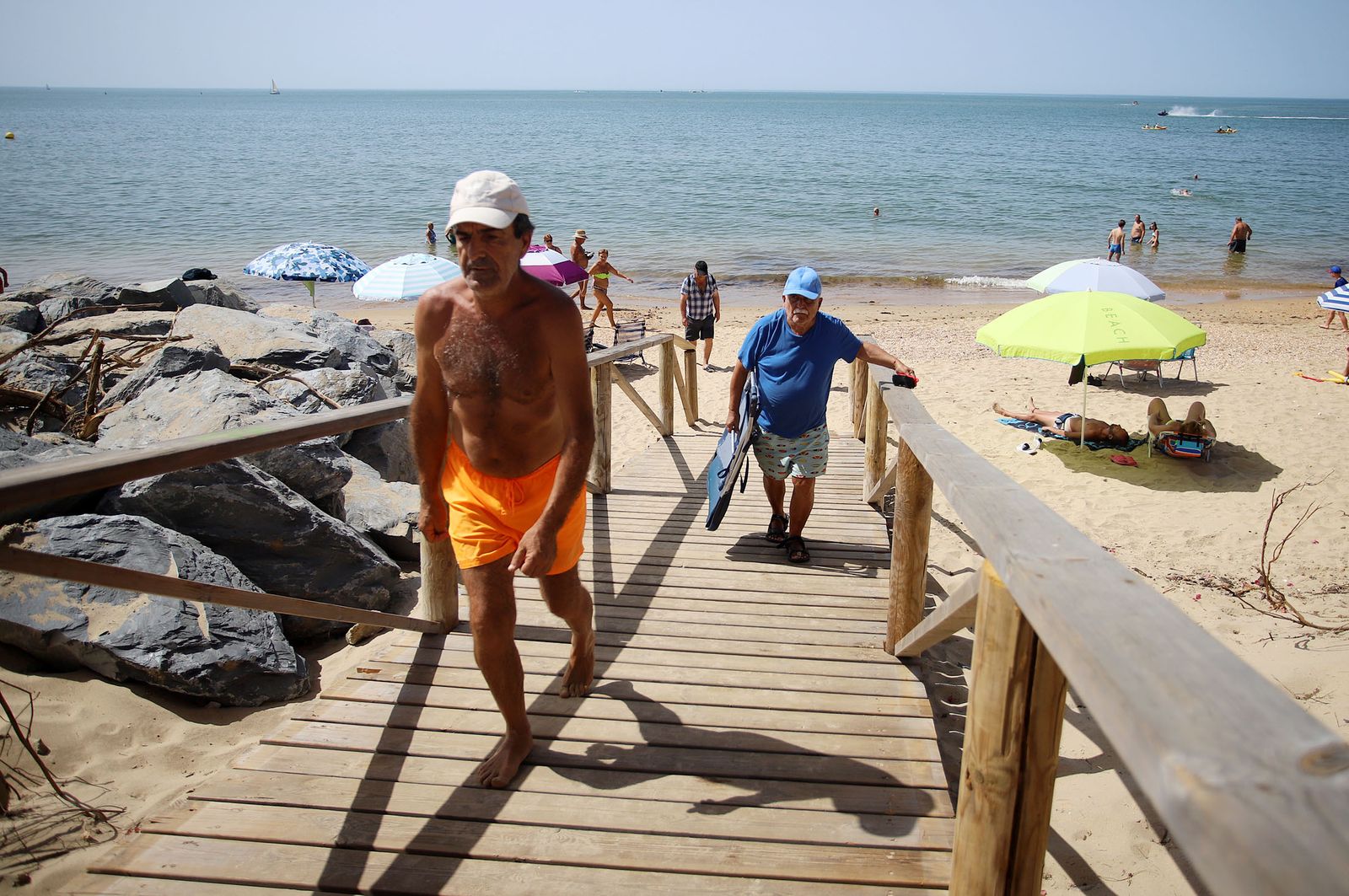 Imágenes del caluroso fin de semana en las playas de Huelva