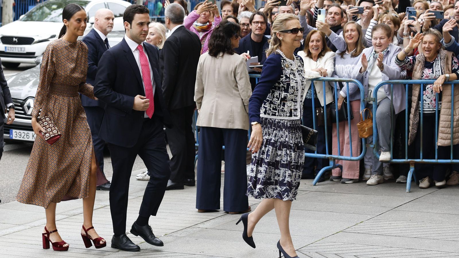 Doña Elena es jaleada al llegar al templo acompañada de sus hijos