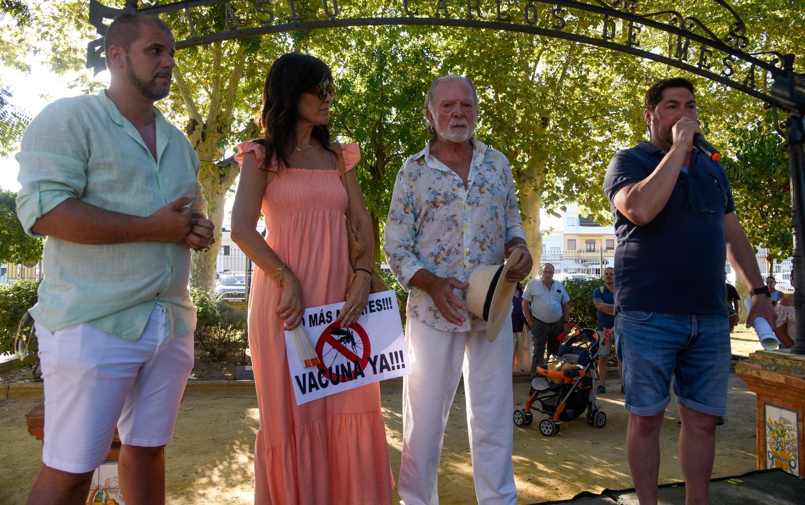 Concentración de protesta de la plataforma contra el mosquito del virus del Nilo