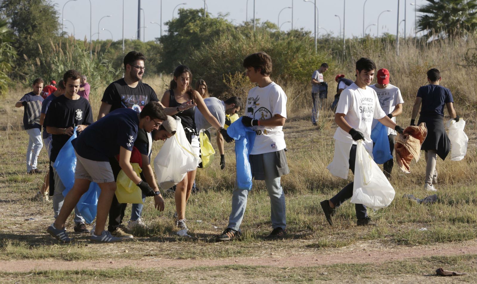 Recogida de basuras junto al río por el proyecto Mares Circulares.