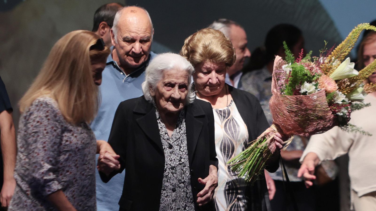 Juana Jiménez Peralta al recibir el Homenaje a la Vecina más Longeva de Jerez.