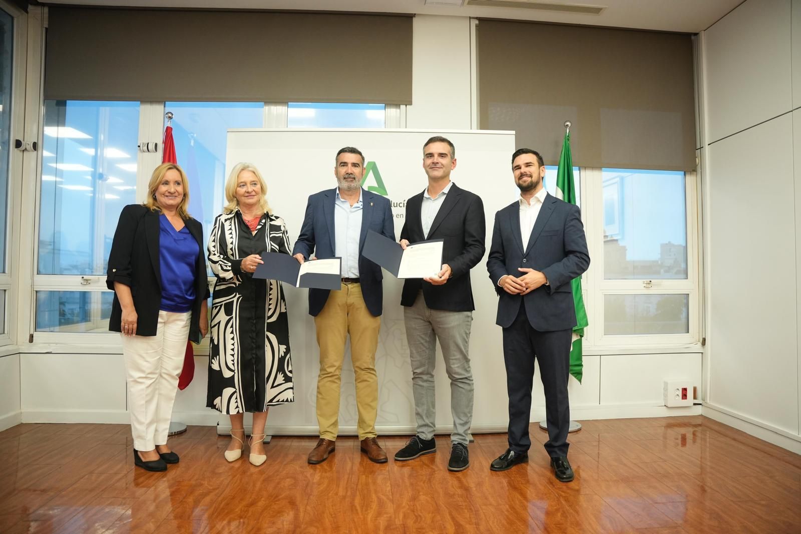 El consejerop entrega la resolución al alcalde de Alcalá de los Gazules