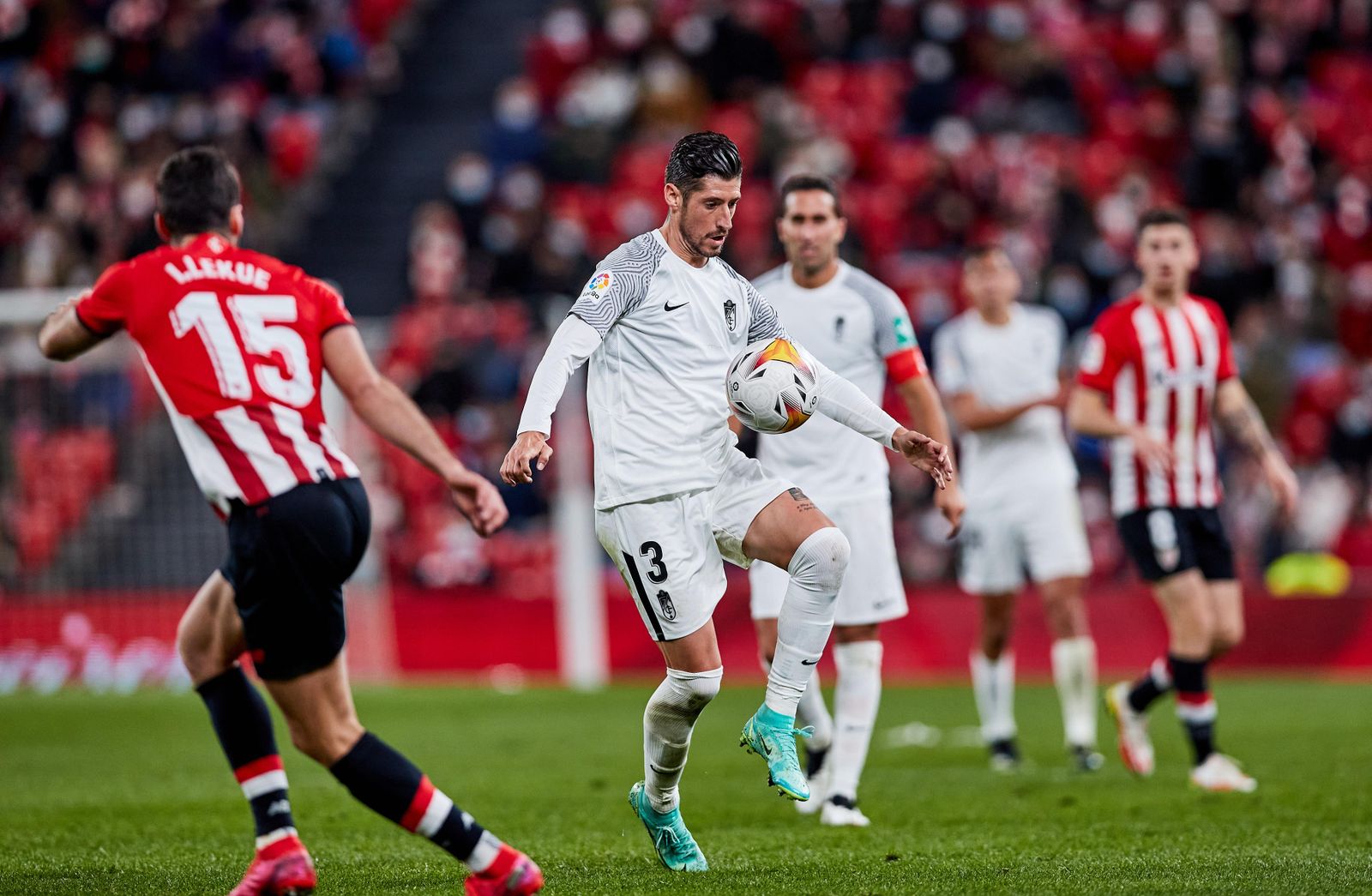 Escudero controla la pelota.