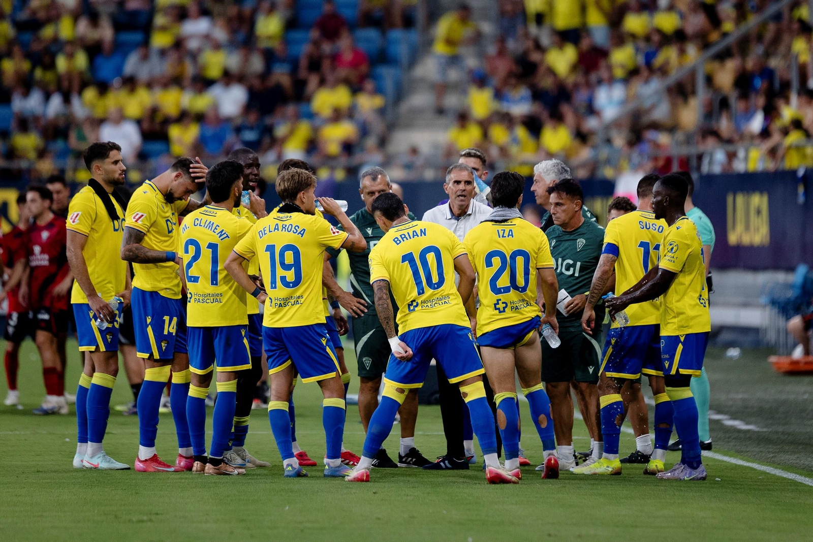 Garitano se dirige a sus jugadores en una pausa del Cádiz-Mirándés.