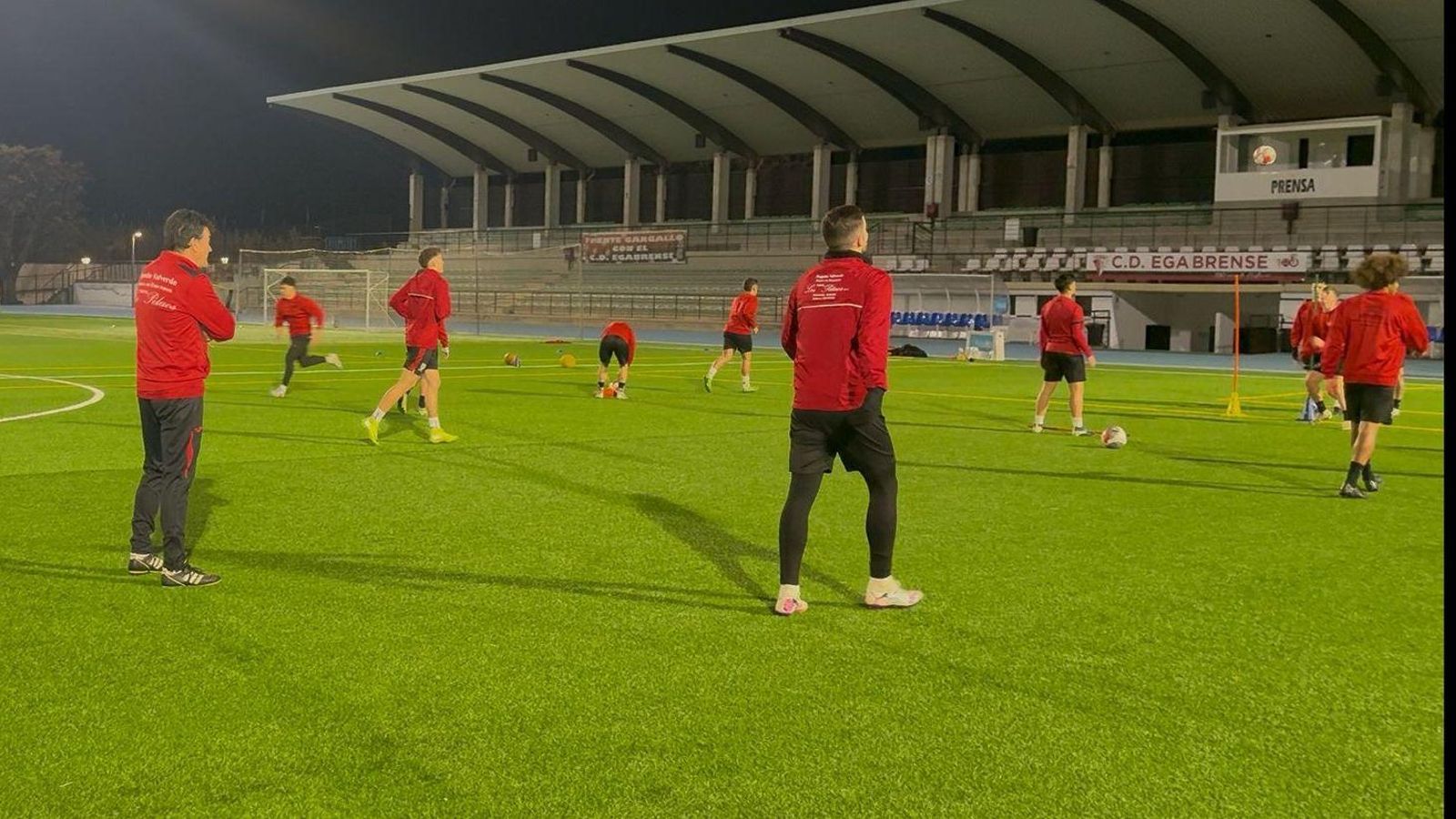 Rafa Escobar (d) dirige un entrenamiento del Egabrense