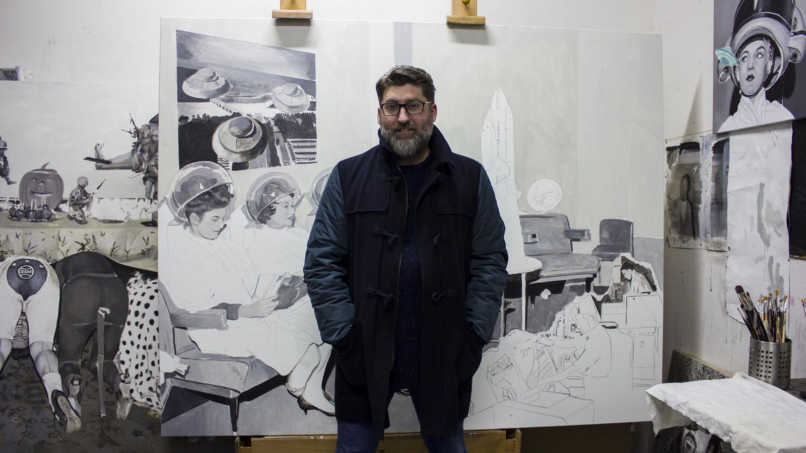 Pedro Cuadra sonríe junto a la pieza con la que ha llegado a la final del certamen.