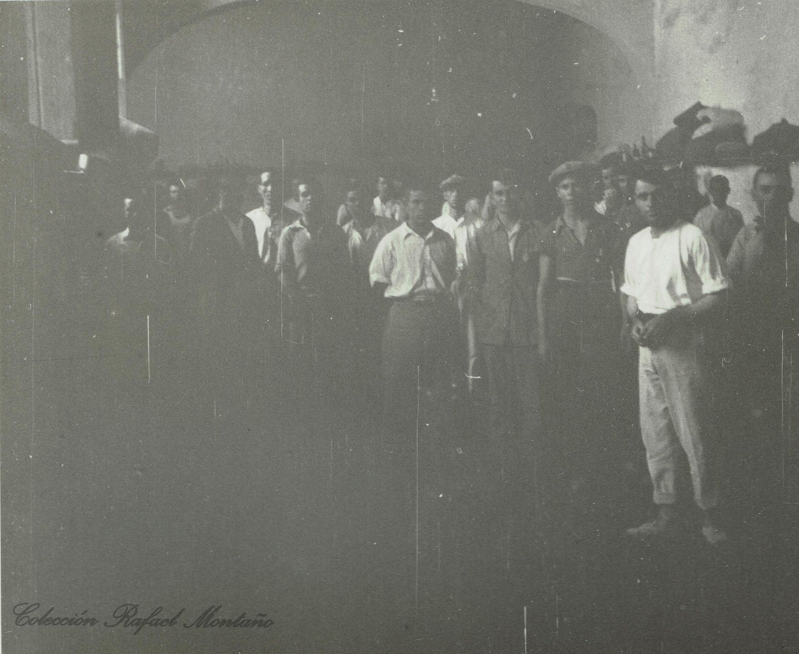 Presos republicanos en el Castillo de Santiago, en Sanlúcar, fotografiados en septiembre de 1936 por un oficial alemán.