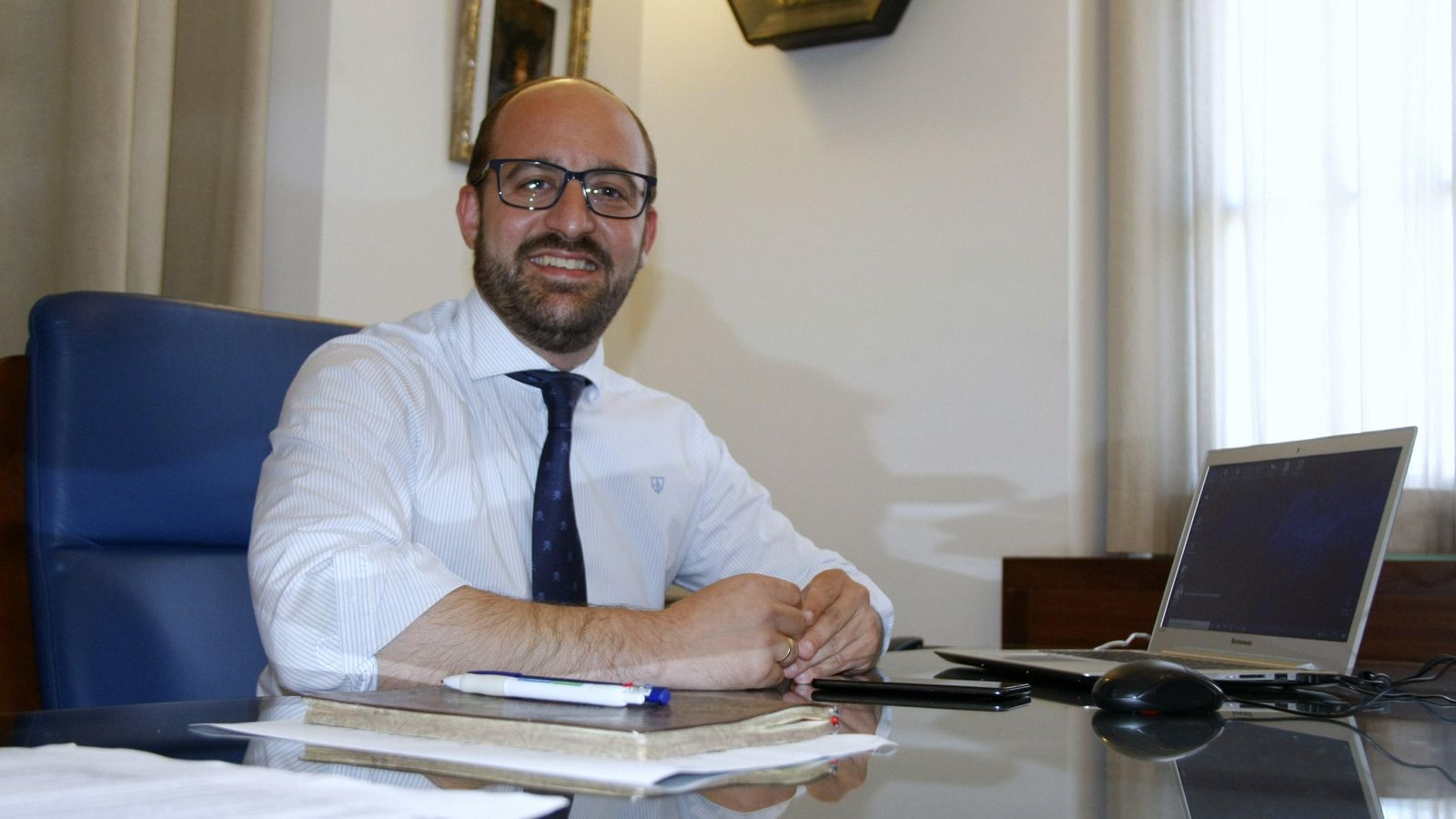 Germán Beardo, en su mesa de trabajo de la Alcaldía.
