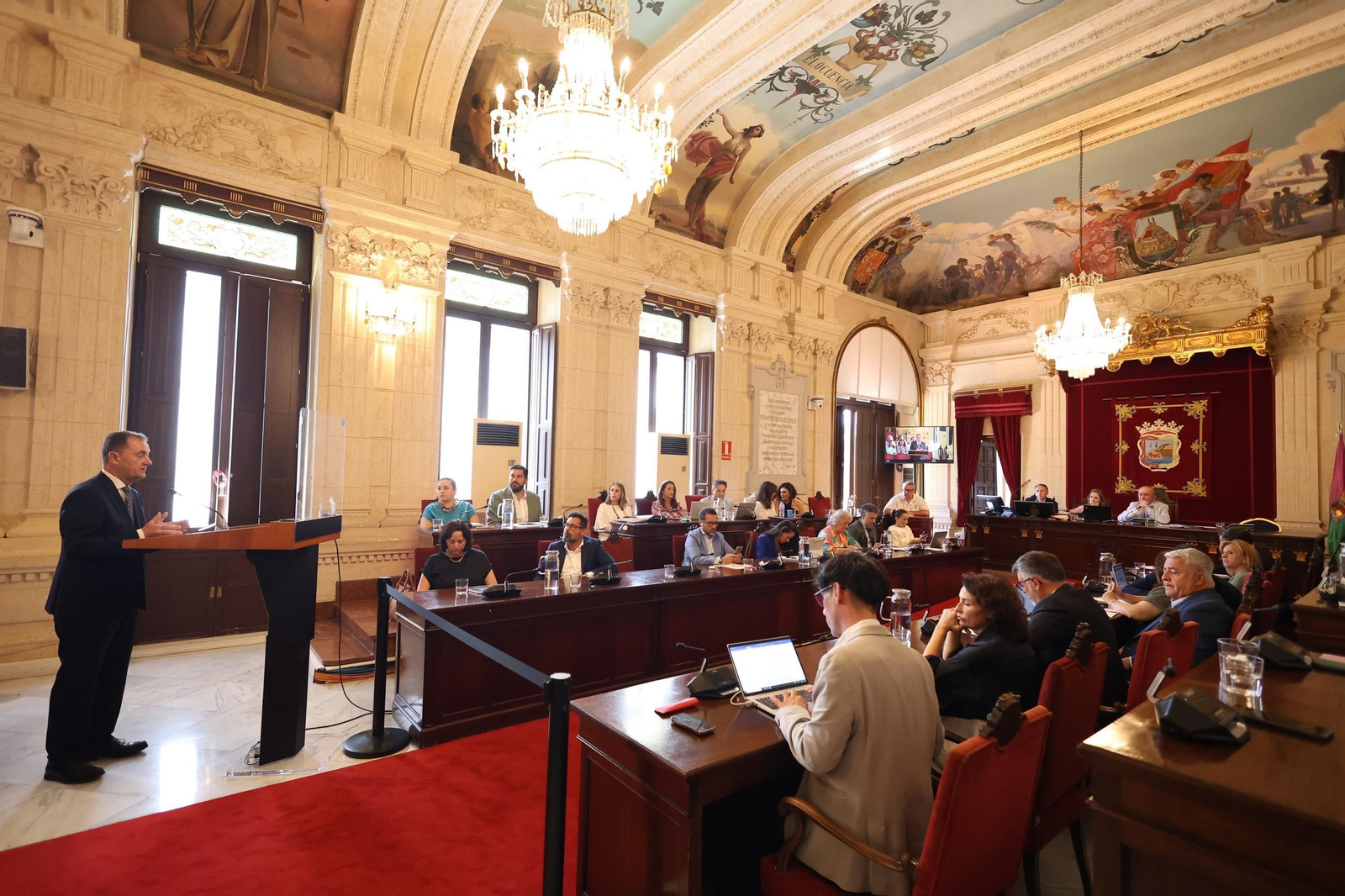 El pleno extraordinario sobre La Rosaleda y la renuncia al Mundial, en fotos