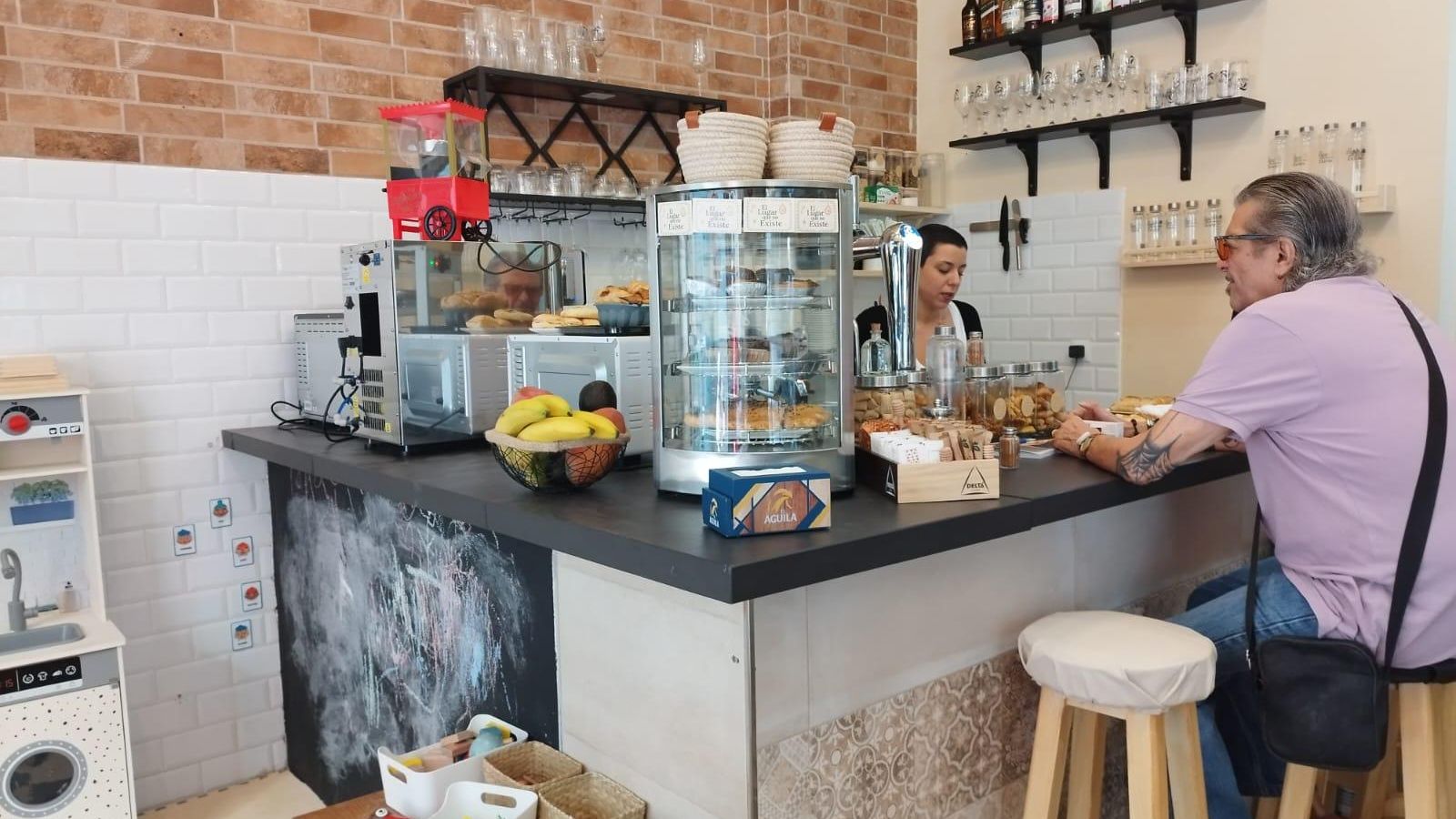 Mariana Cardoso, atendiendo a un cliente.