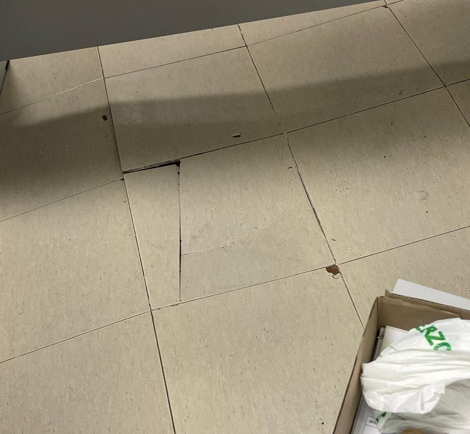 La solería levantada de la sede judicial.