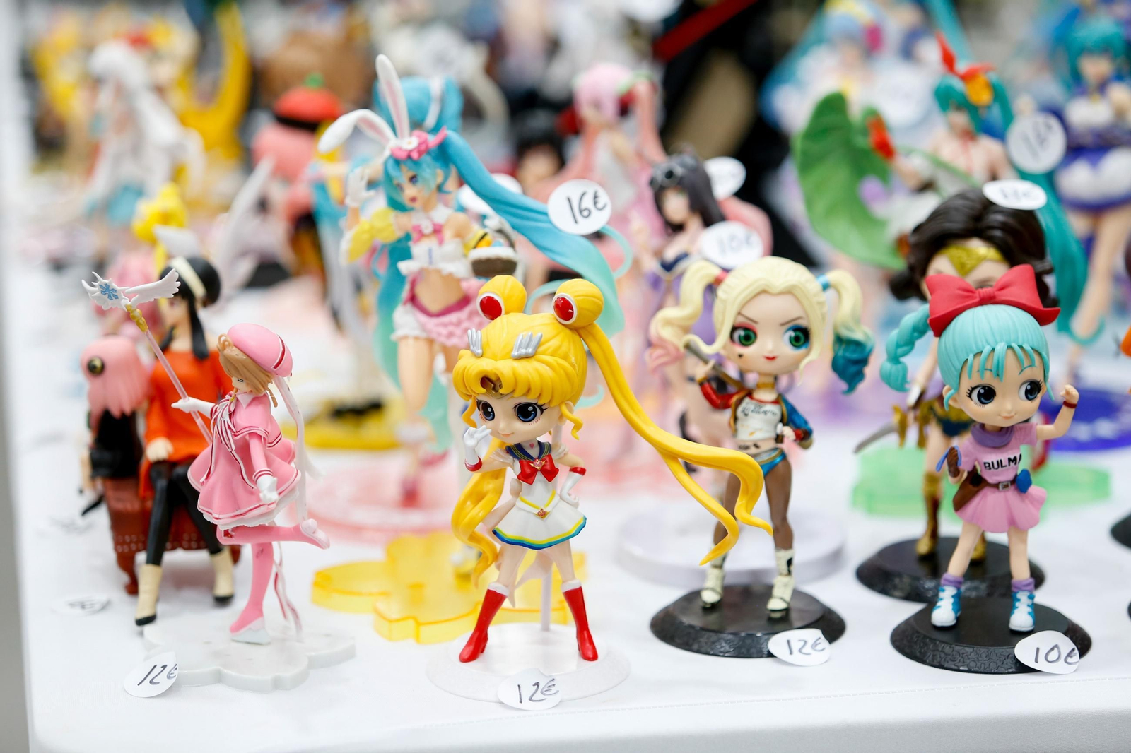 Figuras de un salón manga.