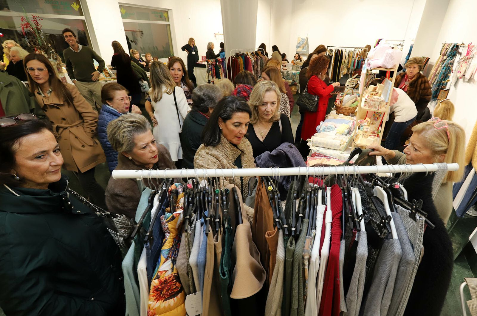 Imágenes del mercadillo navideño en Caja Rural del Sur