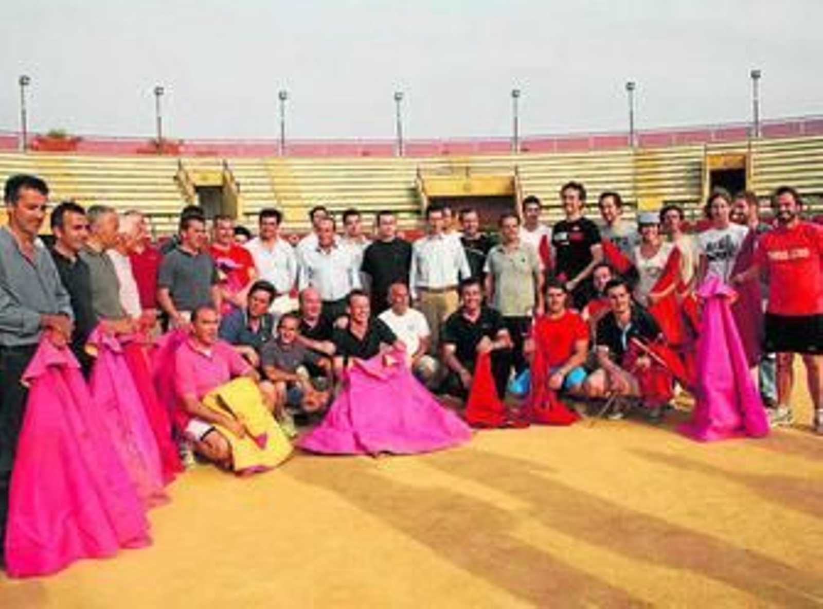 Curro Romero, en la plaza de Espartinas, rodeado de aficionados.