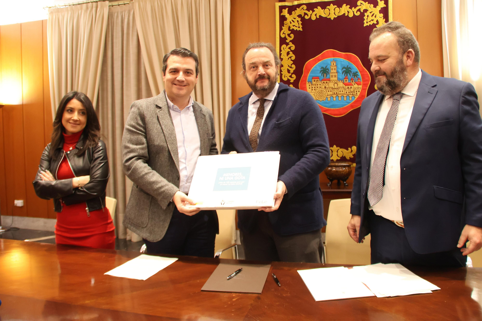 Foto de familia de la firma del convenio.