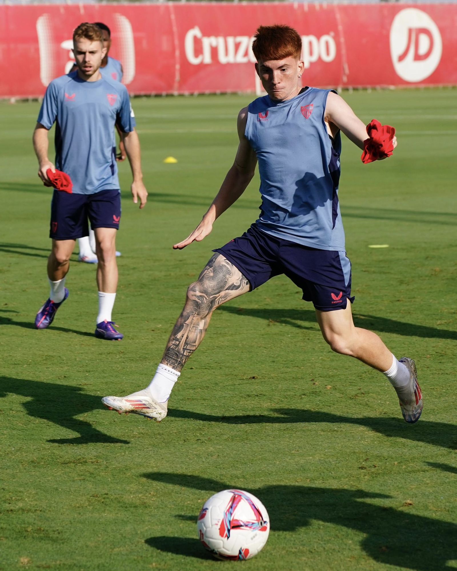 Valentín Barco se entrena oficialmente con el Sevilla con Peque detrás.