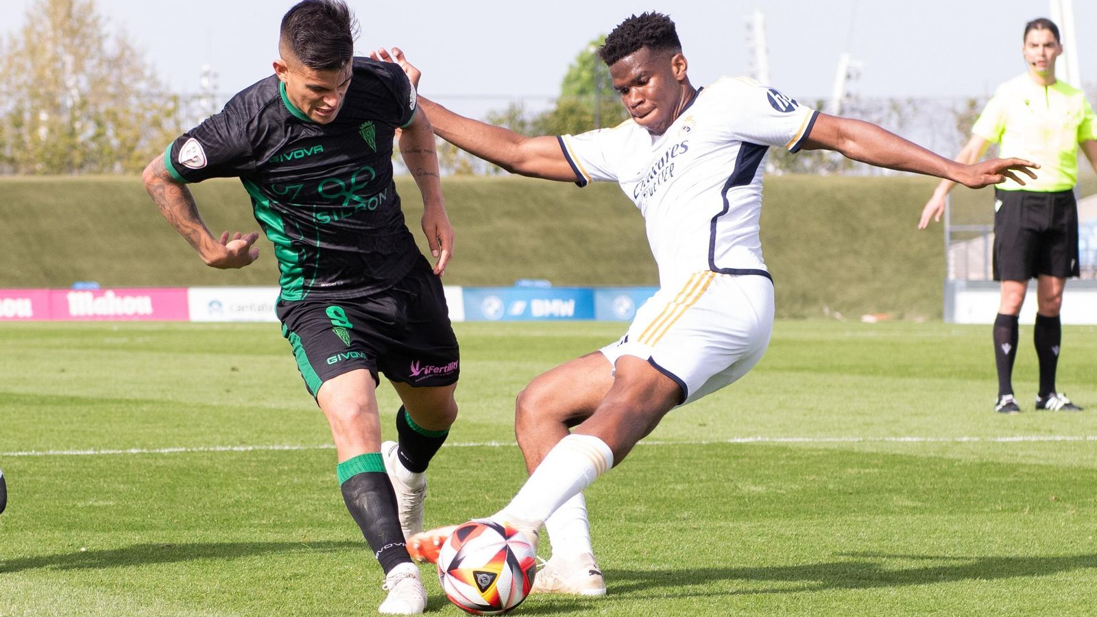 Marvel intenta despejar el balón ante Kuki Zalazar en la última visita del Córdoba CF al Real Madrid Castilla.