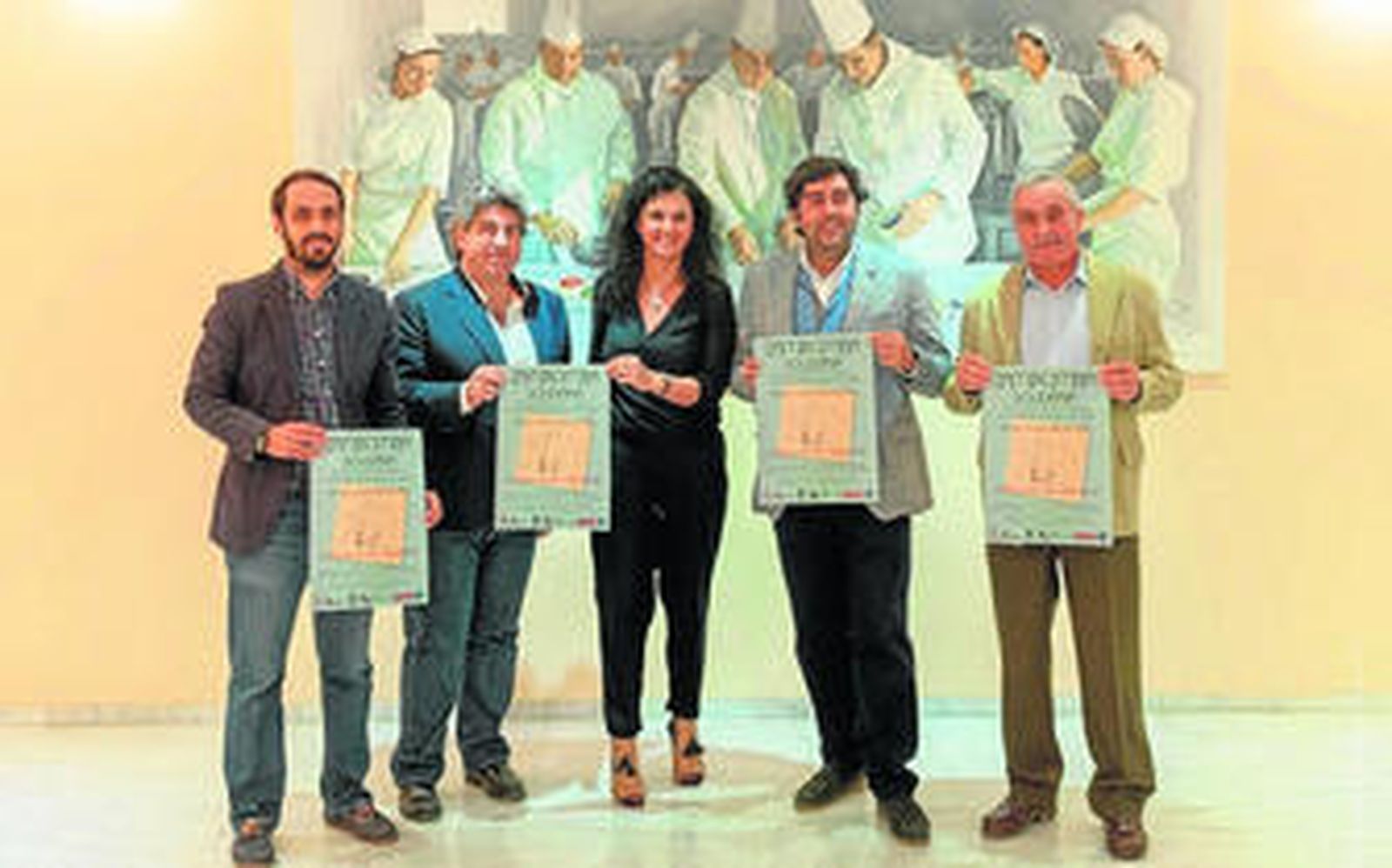 Los organizadores del evento posan con el cartel anunciador de la zambomba benéfica hace unos días.