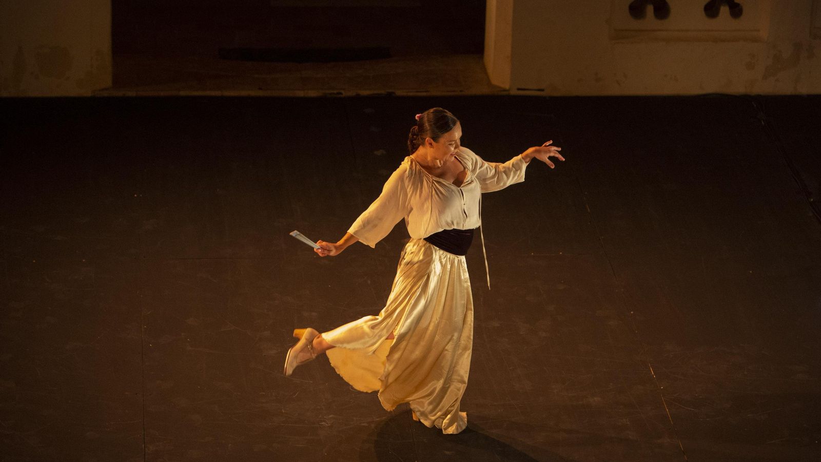 La bailarina se entregó con entera libertad a las notas de la guitarra.