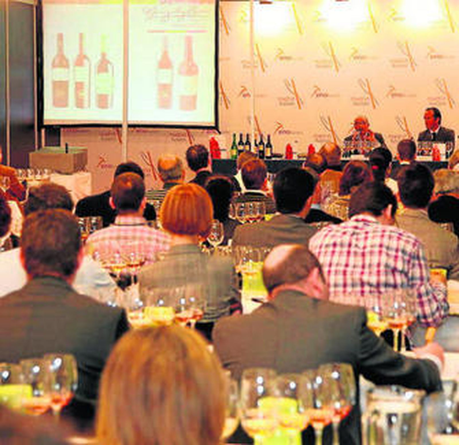 Lleno en la cata de González Byass dirigida por Antonio Flores en Enofusión.