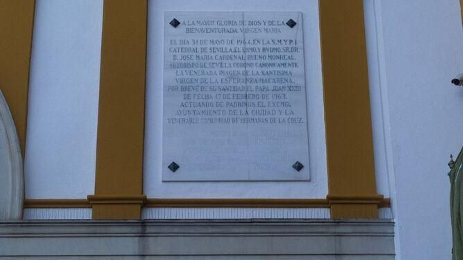 La placa con la referencia a Franco ya borrada.