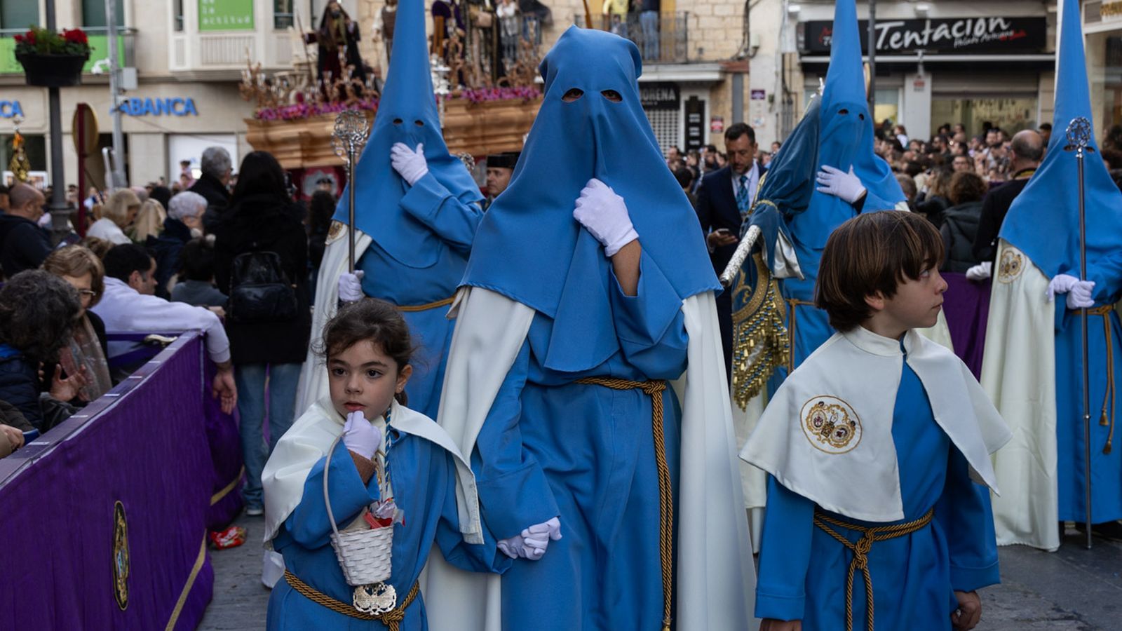 Los cofrades se rinden ante los grandes pasos de misterio del Lunes Santo