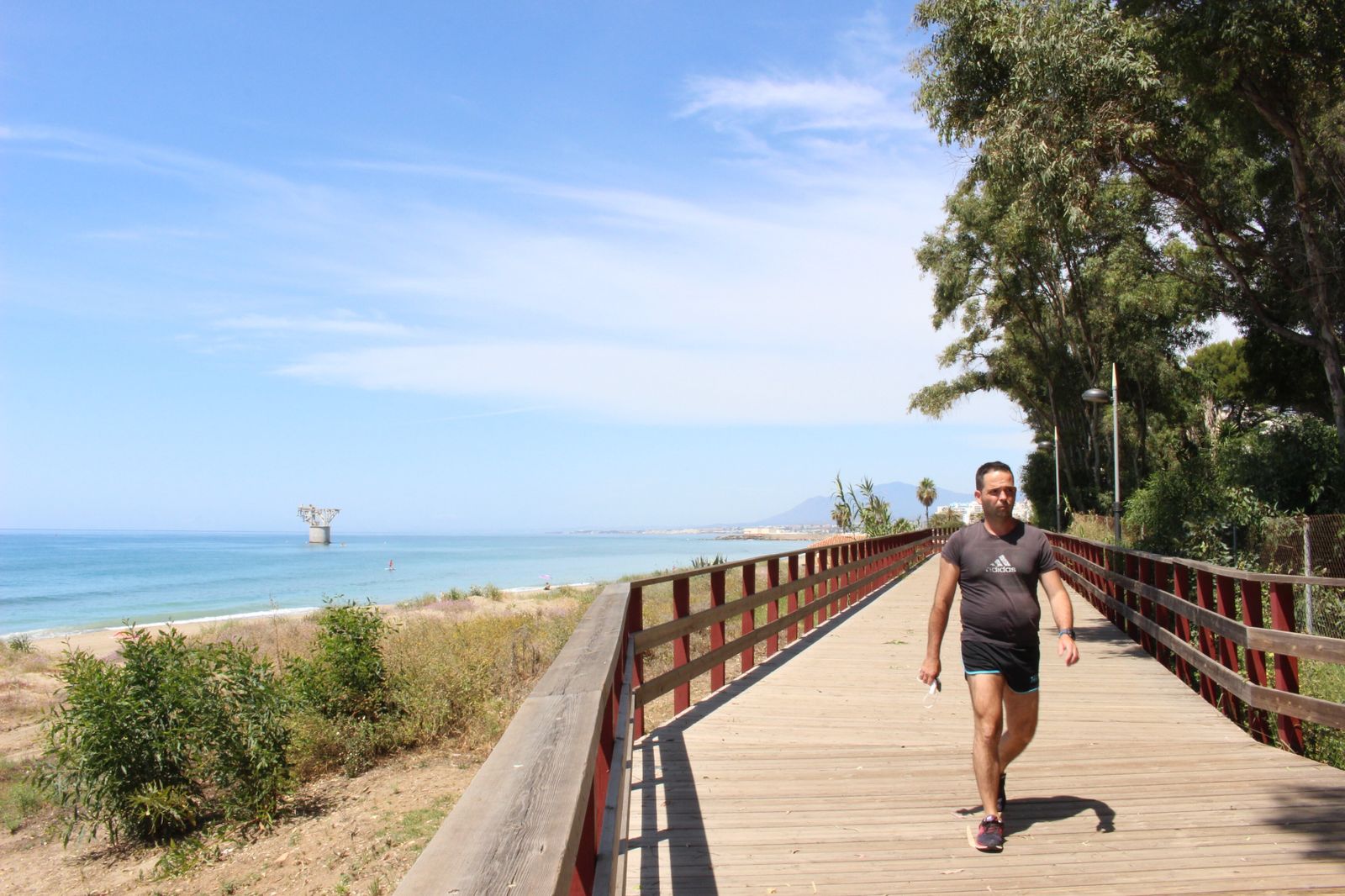 Fotos de las playas de Marbella, con los primeros bañistas de la fase 2