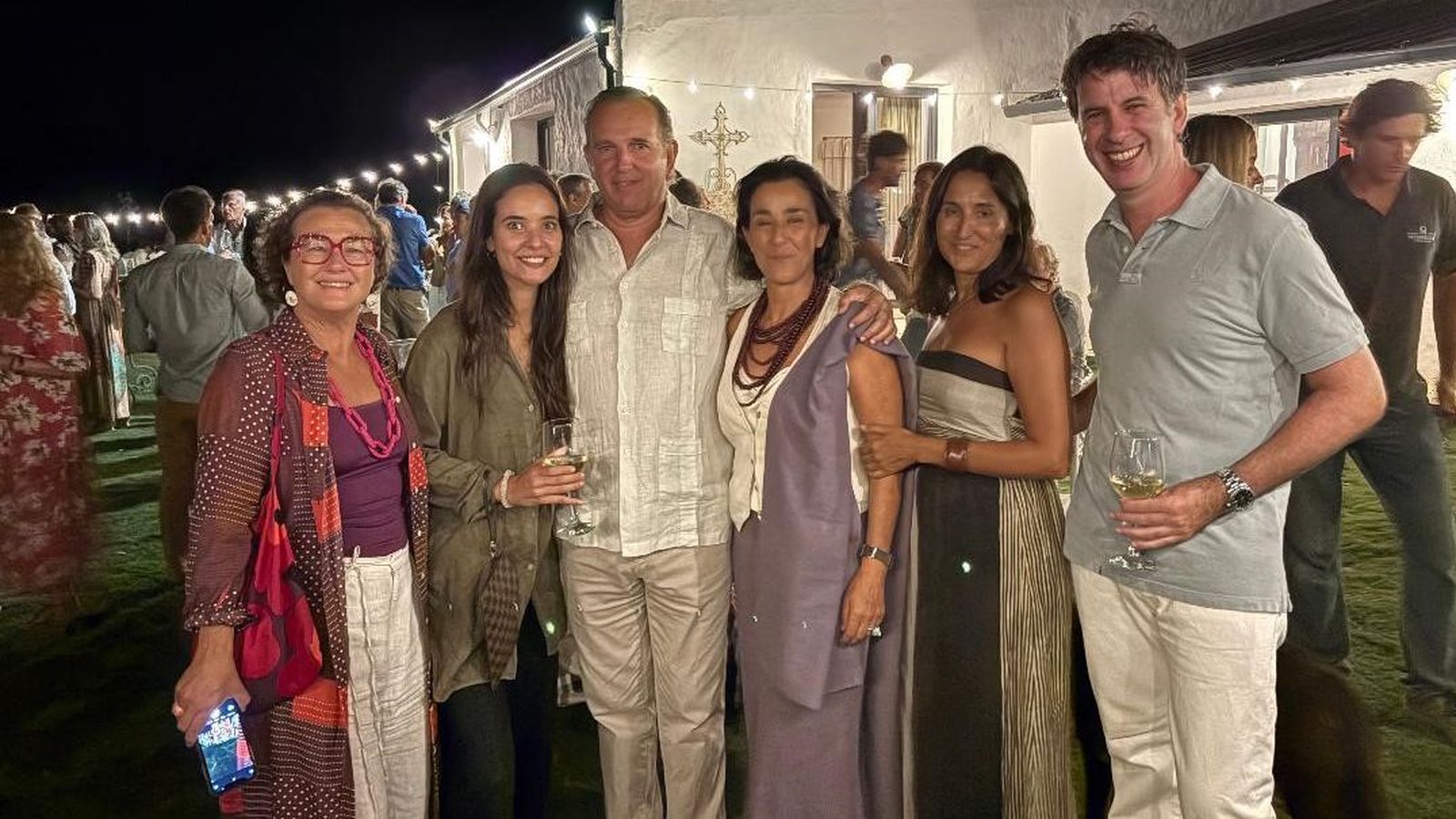 Tere Montes, Esther Floro, Norma Martel, Elma Caballero, Sandra Sanz y Gonzalo Pérez del Arco, durante el cóctel de inauguración.