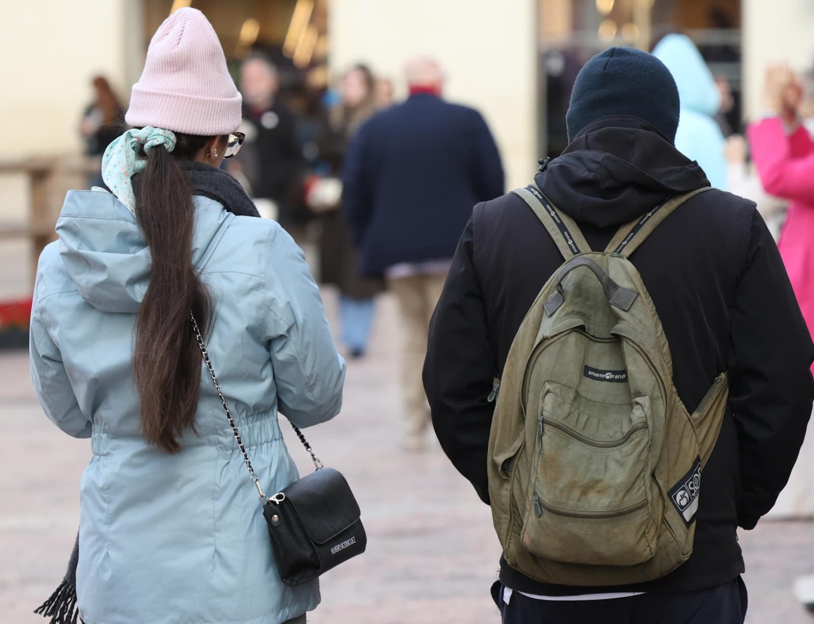 Personas abrigadas, este viernes, en la capital malagueña.