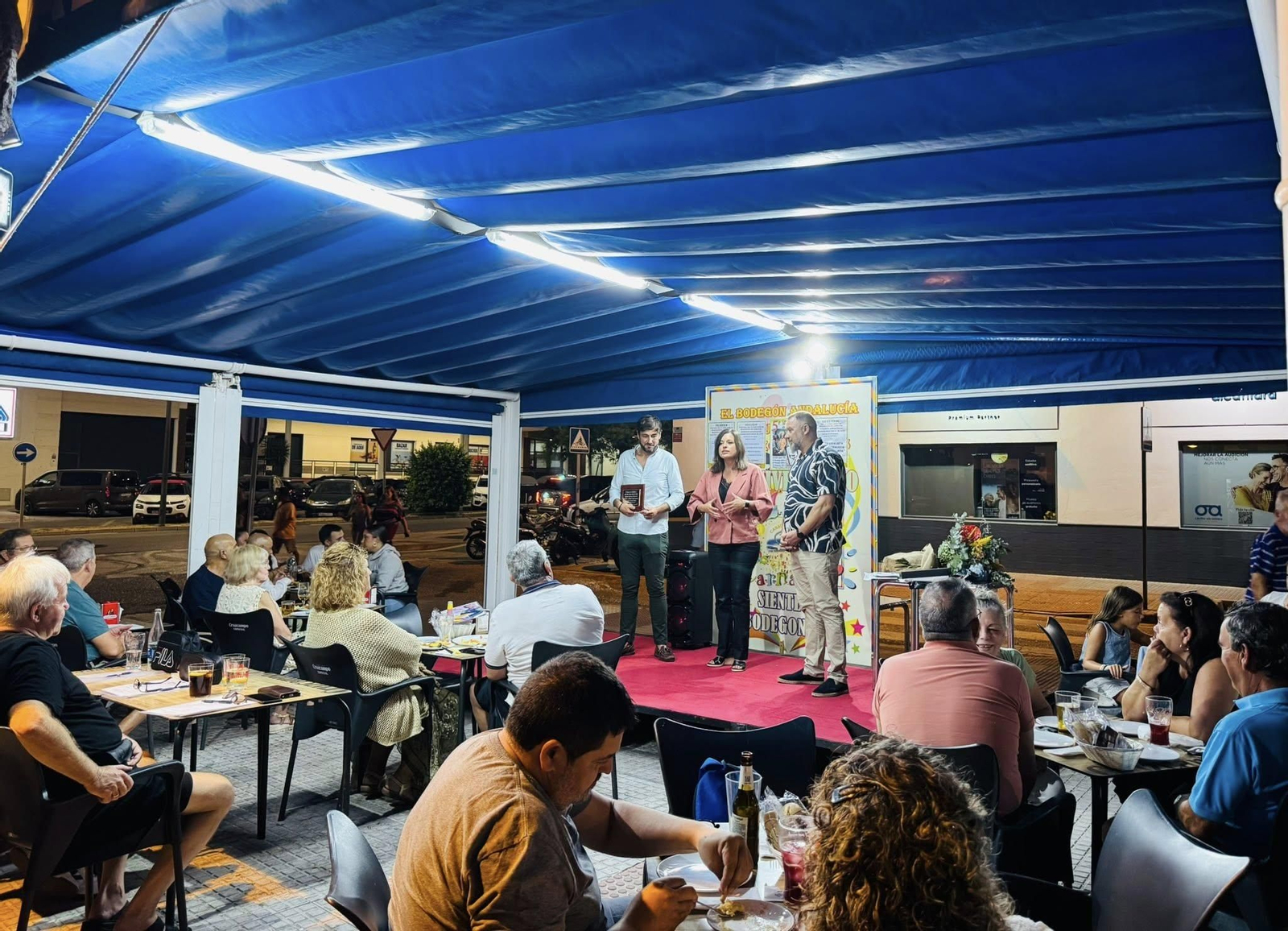 Concurso de minigrupos de Carnaval del Bodegón de Andalucía. Un momento del homenaje a El Leti, en San Fernando.