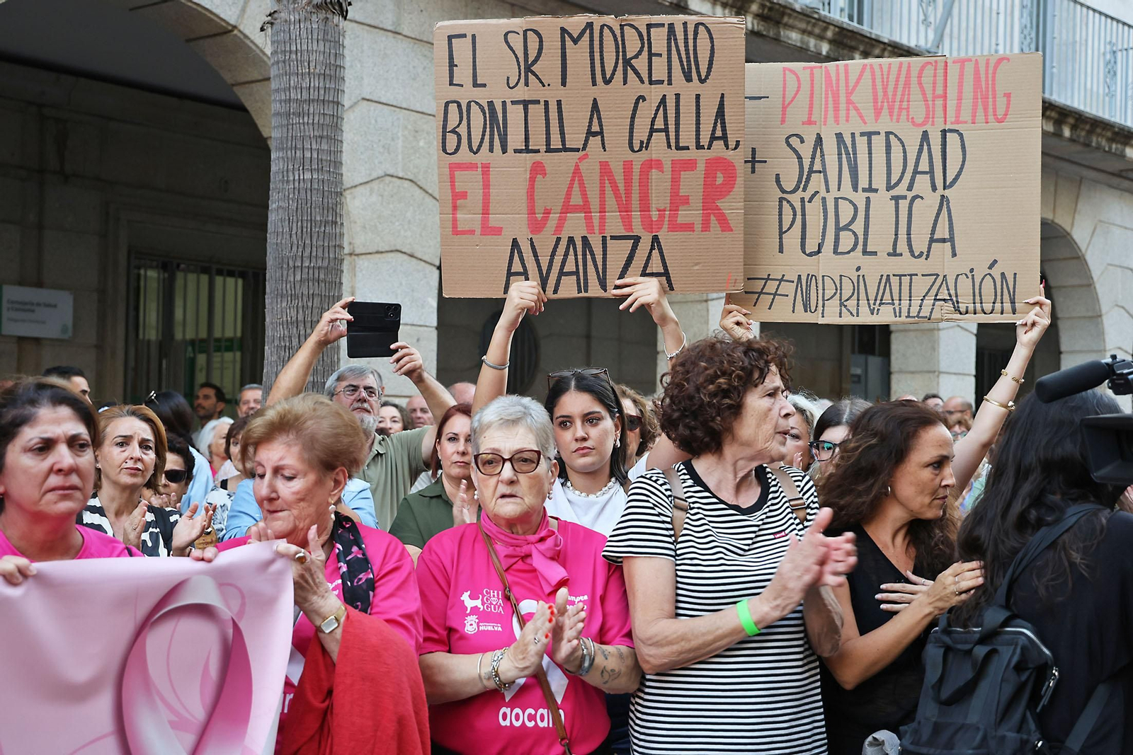 Concentración en Huelva de protesta por la polémica con los cribados de cáncer de mama en Andalucía