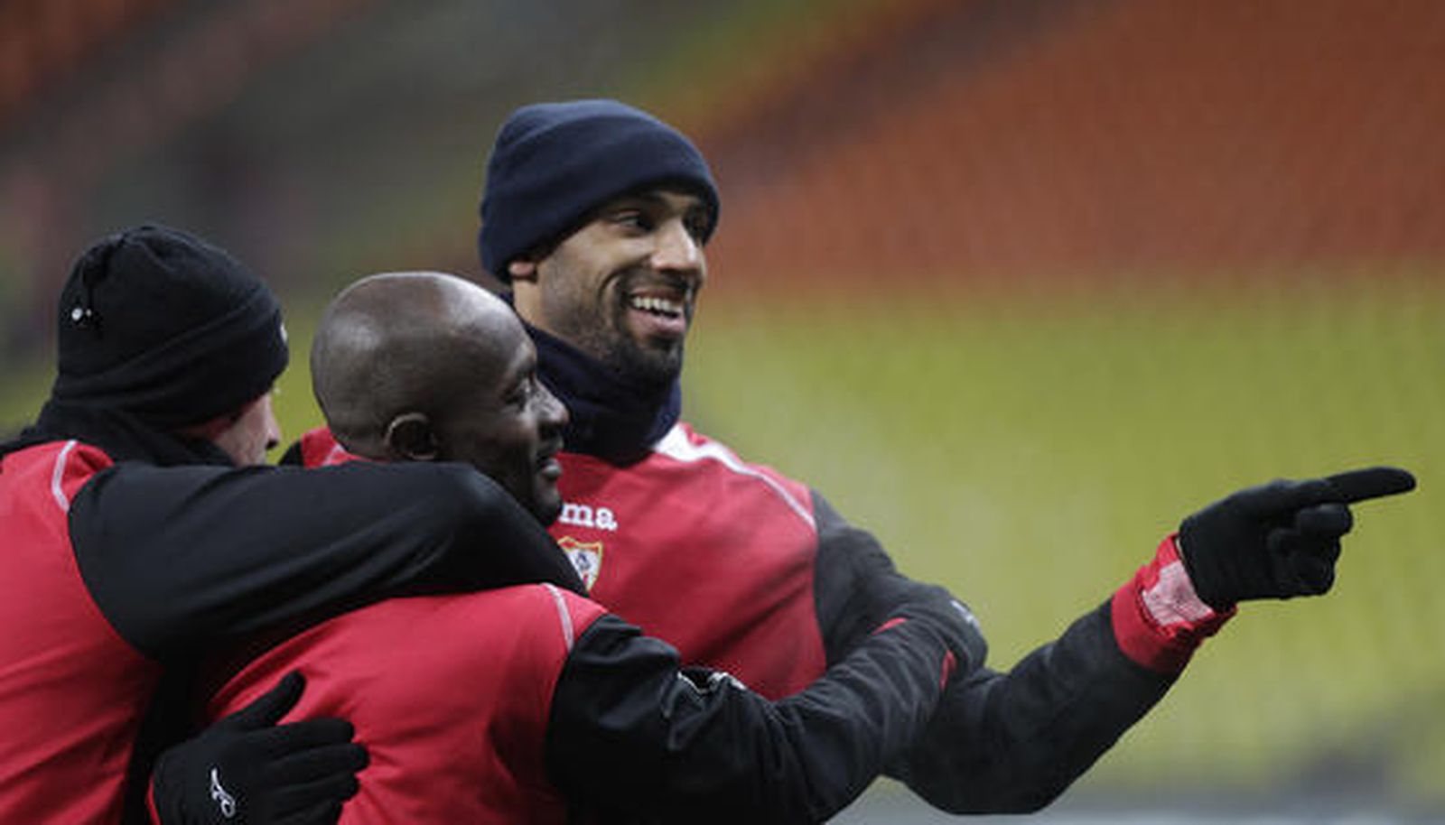 Zokora y Kanouté bromean en uno de los ejercicios del entrenamiento.

Foto: Antonio Pizarro